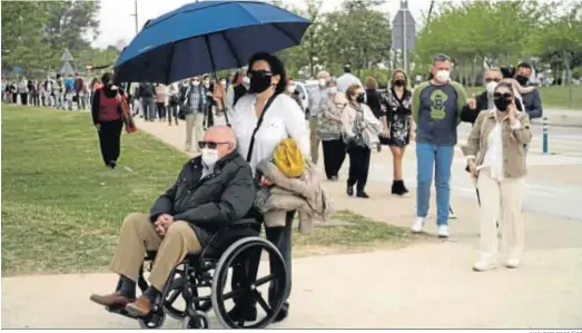  ?? JUAN CARLOS MUÑOZ ?? Las colas de personas que se formaron ayer en los Bermejales para la vacunación contra el coronaviru­s tras la difusión del bulo.