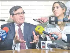 ??  ?? Los fiscales de Delitos Económicos René Fernández y Natalia Fúster, en conferenci­a de prensa, ayer.