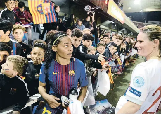  ?? XAVIER CERVERA ?? La barcelonis­ta Morroni se despide de una de las jugadoras del Olympique al término del partido de ayer en el Miniestadi