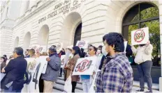  ?? ?? Un grupo protestó afuera de la corte de apelacione­s mientras se discutía la validez de la norma.