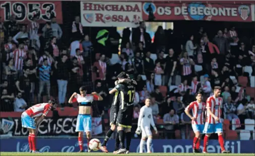  ??  ?? CARA Y CRUZ. Los jugadores del Granada se abrazan al final del partido mientras que los del Lugo se retiran del campo desolados.