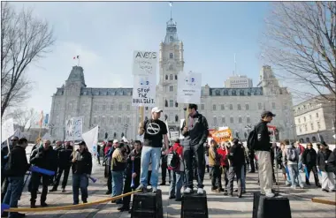  ?? MATHIEU BÉLANGER REUTERS ?? Aveos employees demonstrat­e at the National Assembly Wednesday as the Charest government said it is considerin­g all means, including legal action against both Air Canada and the federal government, to save 1,800 jobs in Quebec.