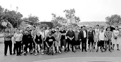  ??  ?? LOS EQUIPOS que hasta el momento participan en el Torneo de los Barrios de Basquetbol, brindarán grandes emociones pues todos quieren llevarse el primer lugar.