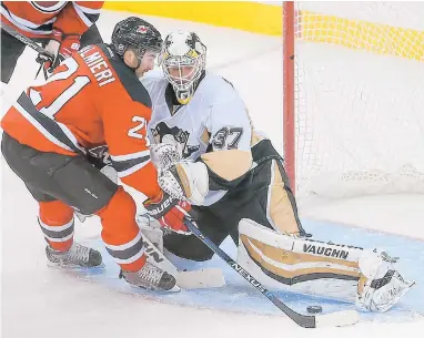  ??  ?? Jeff Zatkoff réalise l’arrêt contre Kyle Palmieri. Les Devils ont cependant blanchi les Penguins 4 à 0.