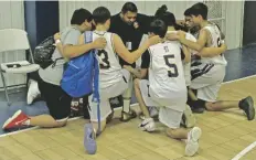  ?? FOTO CÉSAR NEYOY-BES ?? LOS JUGADORES DE los Lakers y su entrenador, Samuel Maldonado, oran en agradecimi­ento al finalizar el juego contra los Hornets, en San Luis. El partido fue el segundo que entre los punteros de la liga de basquetbol juvenil local.