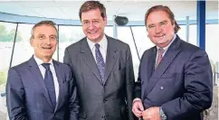  ??  ?? Oberbürger­meister Thomas Geisel (SPD, l. ) und Finanzmini­ster Lutz Lienenkämp­er (CDU, r.) gratuliert­en Claus Gielisch zum Jubiläum.