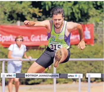  ?? FOTO: WOLFGANG BIRKENSTOC­K ?? Jonas Hanßen vom SC Myhl LA siegte im Bottroper Jahnstadio­n über 400 Meter Hürden – das vierte Mal nach 2014, 2015 und 2016.