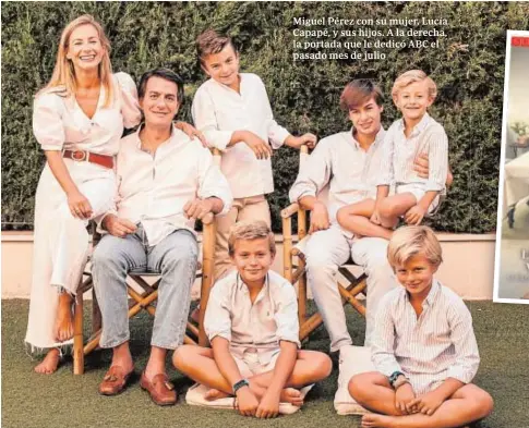  ?? ABC ?? Miguel Pérez con su mujer, Lucía Capapé, y sus hijos. A la derecha, la portada que le dedicó ABC el pasado mes de julio