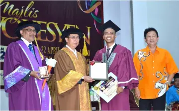  ??  ?? Rundi (second left) presents a certificat­e to Mohammad Syafie Aluai who also won the Entreprene­urship Award as Nawawi (left) and a representa­tive from Bintulu Emergency & Safety Training Sdn Bhd who sponsored the award look on.