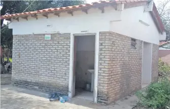  ??  ?? El sanitario sexado cuya construcci­ón quedó inconclusa en la Escuela San Pedro Apóstol.