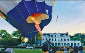  ??  ?? De Nieuw-Zeelander Andrew Parker heeft zaterdag vanaf het Onafhankel­ijkheidspl­ein een ballonvaar­t over Paramaribo gemaakt. Hij reist de wereld rond in een luchtballo­n in het kader van zijn project ‘Flying High for Kids’. (Times-foto: WI)