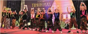  ?? RESVIA AFRILENE/JAWA POS ?? BERSAMA: Murid-murid Tutor Time Surabaya memainkan lakon Timun Mas saat Year End Concert and Graduation 2018 di Ballroom Java Paragon Hotel and Residences pada Sabtu (12/5).