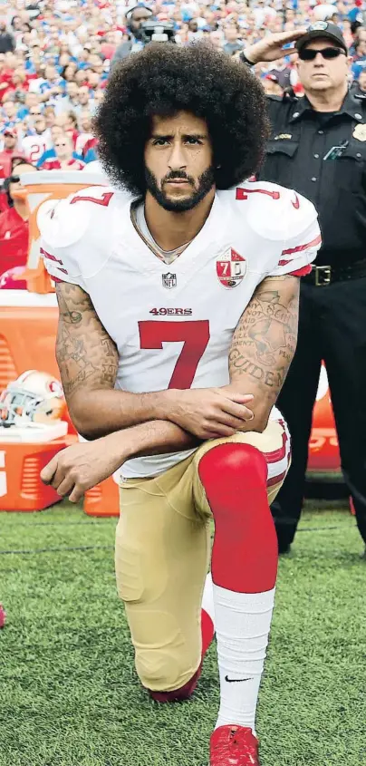  ?? MICHAEL ZAGARIS / GETTY ?? Ante el himno. Colin Kaepernick, de los San Francisco 49ers, en genuflexió­n en Nueva York mientras suena el ‘National Anthem’, en 2016