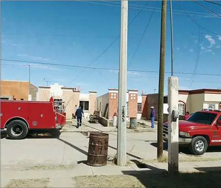  ??  ?? EL INCENDIO se logró controlar y no se extendió a toda la casa