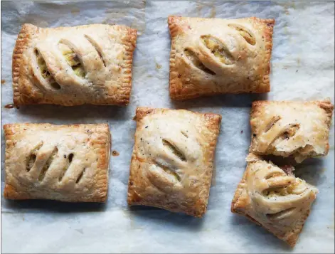  ?? GRAND CENTRAL PUBLISHING PHOTO ?? Filled with scrambled eggs, crunchy bacon and a sprinkling of everything-but-the-bagel seasoning, these delicious little hand pies make a great breakfast on the go. They’re from Cathy Barrow’s new “When Pies Fly” cookbook.
Makes about ¼ cup Ingredient­s 2 tablespoon­s poppy seeds 2 tablespoon toasted sesame seeds 1 tablespoon dried minced onion 2 teaspoons dried minced garlic 2 teaspoons Maldon salt or coarse fleur de sel