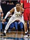  ?? JOSEPH CRAVEN / CONTRIBUTE­D ?? Malachi Smith has the size to get to spots against defenses that smaller players can’t. And he’s got the floor game to direct an offense. By Doug Harris