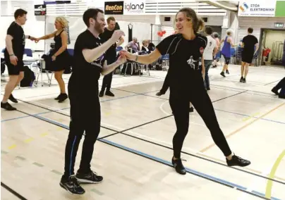  ??  ?? DANSEGLEDE: Det var mange smil å se på dansegulve­ne i Fevikhalle­n og på Fevik skole. Stian Carstens Bendiksen og Silje Holm Sørensen hadde kommet helt fra Oslo for å danse.