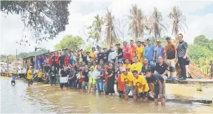  ??  ?? RELA MEMBANTU: Para sukarelawa­n Program Khidmat Masyarakat Belia MYY menghantar bantuan kemanusiaa­n ke Rumah Langat Anthony Collin.