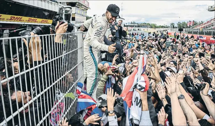  ?? DAVID RAMOS / GETTY ?? Lewis Hamilton logró su tercera victoria en el Circuit de Barcelona, que ha acogido un total de 172.144 seguidores durante todo el fin de semana