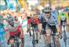  ?? FOTO: EFE ?? Bouhanni, izquierda, mira de reojo la celebració­n final de Matteo Trentin en Alicante