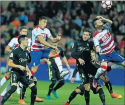  ??  ?? JUEGO AÉREO. Granada y Sporting lo intentaron a balón parado.