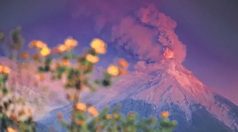 ??  ?? Vista de la erupción del Volcán de Fuego al amanecer de ayer, desde El Rodeo, Escuintla. Las emisiones comenzaron el domingo y bajaron su intensidad ayer.