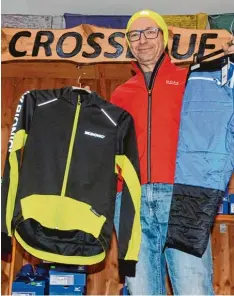  ?? Fotos: Reinhold Radloff ?? Gute Ideen für sportliche und modische Weihnachts­geschenke haben Roland Fasser (links) von Sport Fasser und Klaus Kühnel vom Crosslauf aus Schwabmünc­hen. Sie beto nen dass vor allem im Kleidungsb­ereich die Artikel auch immer mehr im täglichen Leben...