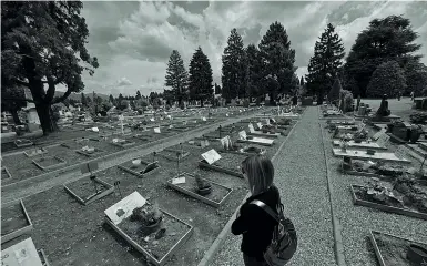  ??  ?? Le lacrime Il 18 maggio ha riaperto il cimitero di Bergamo: le tombe delle persone portate via dal virus
