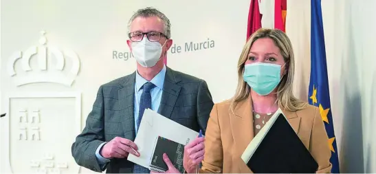  ?? EFE/MARCIAL GUILLÉN ?? La líder de Cs, Ana Martínez Vidal, junto al consejero de Salud, Juan José Pedreño