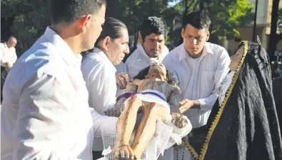  ?? ?? La imagen del Cristo es descendida de la cruz por los apóstoles. Completa la escena la imagen de la Dolorosa.