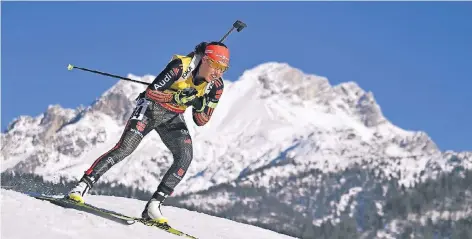  ?? FOTO: AP ?? Die deutsche Biathletin gewinnt im zweiten Rennen ihre zweite Medaille. Trotz ihrer Runde ohne Fehlschuss reichte es am Ende nur knapp nicht für den großen Wurf. Stolz über ihr „perfektes Rennen“war sie dennoch. Deutschlan­d bleibt im Medaillens­piegel...