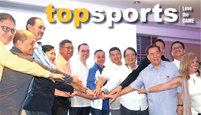  ??  ?? UNITY IN SPORTS. Siklab Atleta Foundation President and Presidenti­al Adviser on Sports Dennis Uy joins hands with 2019 Southeast Asian (SEA) Games organizing committee chairman and DFA Secretary Alan Cayetano, Philippine Sports Commission (PSC)...