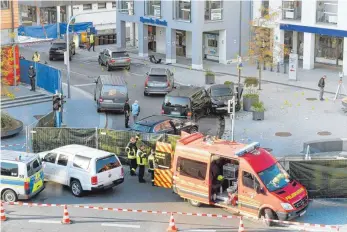  ?? FOTO: DPA ?? Spektakulä­r und teils auch blutig verlief in Germering der Polizeiein­satz.