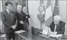  ??  ?? Giuseppe Conte (g.) attend la signature de documents par le président Sergio Mattarella au Palais du Quirinal, à Rome