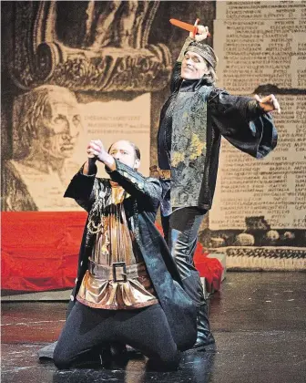 ?? Weinhappel (Hamlet). Operu Ambroise Thomase režíroval Radovan Lipus, na snímku Jan Šťáva (Claudius) a Thomas FOTO MARTIN POPELÁŘ ?? Skvělý ostravský Hamlet.