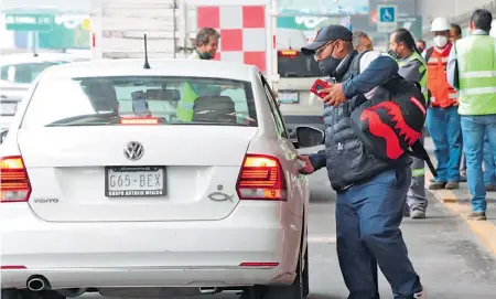  ?? OMAR FLORES ?? Un conductor recomendó a su pasaje abordar el auto en la puerta cinco de la Terminal 1