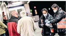  ?? RP-FOTO: ANDREAS BRETZ ?? Mitarbeite­r der Rheinbahn verteilten am Montagmorg­en die Schutzmask­en an die Fahrgäste.