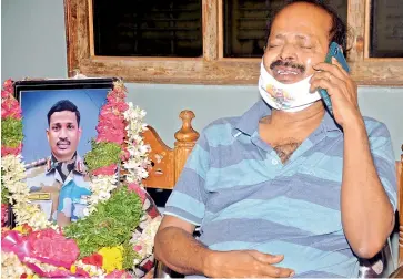  ?? — DEEPAK DESHPANDE ?? Mother of Colonel B. Santosh Babu mourns the death of her son in Suryapet on Wednesday. (Right) Father of martyred Army officer too breaks down.