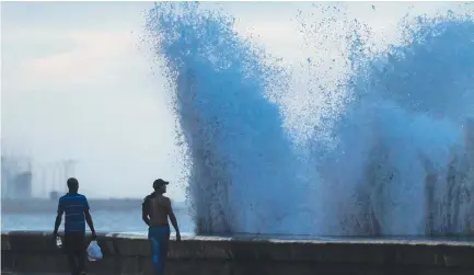  ?? (Matias J Ocner/TNS) ?? DURING THE fall and winter, cold fronts often drench the Malecon with high waves.