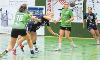  ?? FOTO: HKB ?? Die Handballer­innen der HSG Fridingen/Mühlheim (dunkle Trikots), hier beim Spiel gegen FA Göppingen, kehrten mit einer knappen Niederlage aus Köngen zurück.