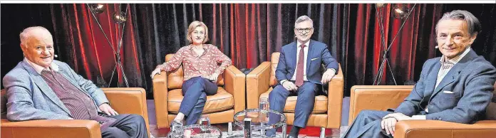  ?? ?? Finanzmini­ster Magnus Brunner (2. v. re.) beim Club-3-Talk mit Georg Wailand („Kronenzeit­ung“), Martina Salomon (KURIER) und Christian Rainer („Profil“; v. li.)