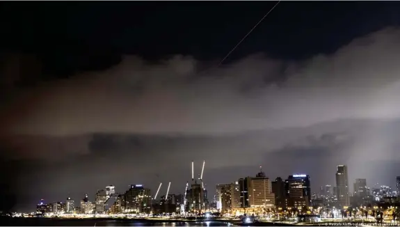  ?? Bild: Mostafa Alkharouf /picture alliance/Anadolu ?? Explosione­n über Tel Aviv in der Nacht des iranischen Angri  s am 14. April 2024