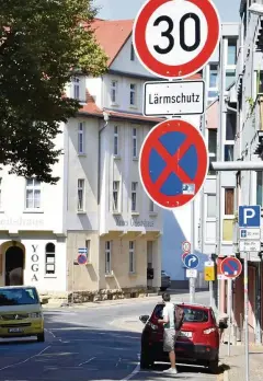  ?? FOTO: MICHAEL GROß ?? Ein anderes Mittel zur Reduzierun­g vom Lärmbelast­ungen sind Tempolimit und Lärmschutz-Schilder wie hier am Camsdorfer Ufer.