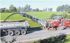  ?? FOTO: STEFFEN LANG ?? Seit Montag laufen auf der Ortsumfahr­ung Bad Wurzach die Bauarbeite­n. Derzeit wird die alte Fahrbahnde­cke abgefräst.