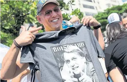 ?? (AP) ?? Simpatizan­tes de Bolsonaro. La adhesión al candidato de ultraderec­ha es cada vez mayor en Brasil.