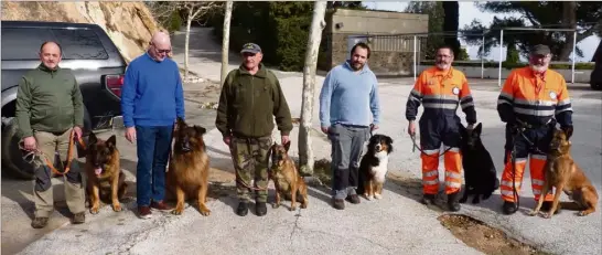  ?? (Photo G.C.) ?? L’équipe cynophile de chiens de secours, en présence du président national de l’associatio­n, Gilles Weick, à l’extrême droite, et du Ramatuello­is Yannick Laurent (au centre).