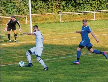  ?? Foto: Elmar Knöchel ?? Nur selten kamen die Bobinger Fußballer (weiße Trikots) gefährlich in den Augsburger Strafraum.