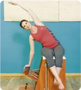  ??  ?? Movimento
Apoie a mão direita na barra, com o ombro esquerdo em rotação externa. Realize inclinação lateral do tronco associada à abdução de ombro esquerdo.