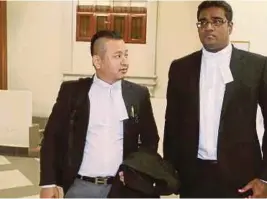  ??  ?? Tiu Foo Woei (kiri) dan Rajesh Nagarajan mewakili tertuduh.