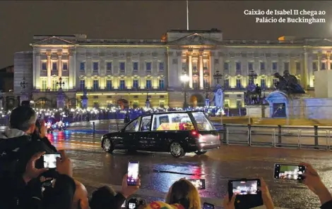  ?? ?? Caixão de Isabel II chega ao
Palácio de Buckingham